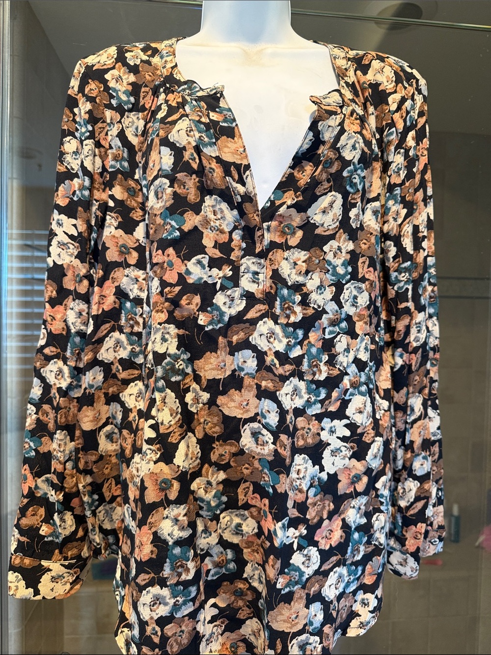 lovestitch Women's Black Floral V-Neck Long-Sleeve Blouse size M